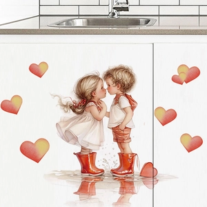 Sticker mural PVC romantique avec enfants s'embrassant et bottes de pluie