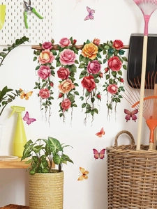 Détail de panier de roses roses suspendues et stickers muraux papillons pour la maison
