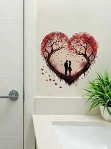 Dettaglio dell'adesivo murale ad albero a cuore con silhouette di coppia in bagno