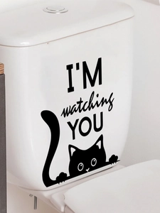 Détail du sticker chat noir amusant avec texte I'm watching you sur couvercle de toilette