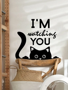 Gros plan du sticker mural chat noir avec texte I'M WATCHING YOU sur mur blanc