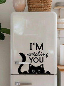 Sticker chat noir avec texte I'm Watching You sur une porte de réfrigérateur blanche