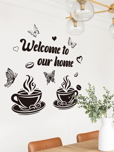 Détail macro du sticker mural café 'Welcome to our home' sur un mur blanc pur