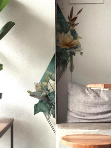 Détail de stickers muraux floraux avec cadres géométriques appliqués sur un coin de mur