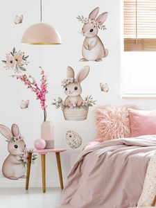 Detalle de pegatinas de pared de conejitos de Pascua rosa con coronas en un dormitorio