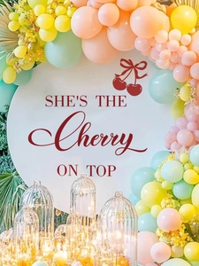 Détail de l'arche de ballons macaron avec décor de fond circulaire à motif cerise