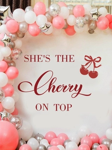 Vue détaillée de l'arche de ballons rose et blanc avec décor She's the Cherry on Top