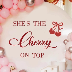 Panneau de fond She's The Cherry On Top avec stickers cerise et ballons décoratifs