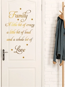 Détail de sticker mural doré avec citation de famille sur une porte blanche et étoiles