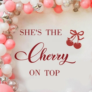 Arche de ballons rose et argent avec sticker mural She’s The Cherry On Top décor