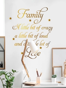 Sticker mural doré avec citations de famille et étoiles sur un mur blanc minimaliste