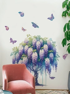 Dettaglio dell'adesivo murale glicine viola con farfalle in un soggiorno accogliente