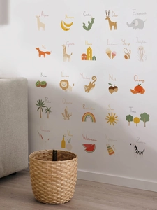 Détail de stickers muraux alphabet animaux montrant des illustrations de A à Z dessinées main