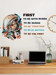Détail d'un sticker mural astronaute vintage avec casque CCCP et phrases inspirantes