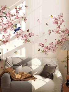 Kirschblüten Wandtattoos mit blauen Vögeln und Schmetterlingen im gemütlichen Wohnzimmer