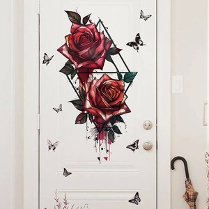 Wandsticker mit roten Rosen und schwarzen Schmetterlingen auf einer weißen Tür