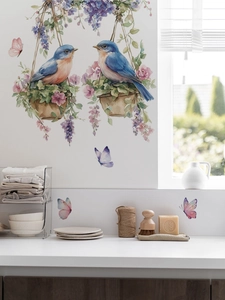 Dettaglio dell'adesivo murale con uccelli blu e cesto di fiori in ambiente domestico
