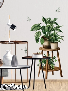 Detailansicht grüner Monstera-Wandsticker mit Libellen in einem gemütlichen Raum
