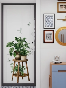 Detail von grünem Monstera Wandtattoo mit Holzregal auf einer weißen Innentür
