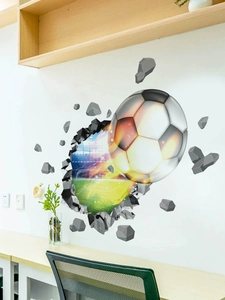 Détail d'un sticker mural 3D football montrant un ballon brisant le mur vers le terrain