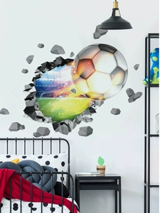 Détail du sticker mural football 3D dans une chambre montrant l'effet de mur brisé réel