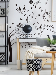 Détail de stickers muraux arbre à notes de musique dans un salon nordique moderne