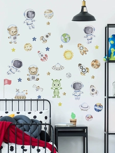Détail de stickers muraux aquarelle astronaute dans une chambre avec éléments célestes