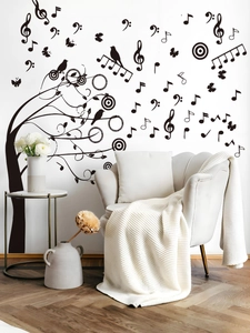 Détail du sticker mural arbre musical avec notes et oiseaux dans un salon moderne