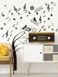 Sticker mural moderne avec arbre à notes de musique et oiseaux dans un salon minimaliste