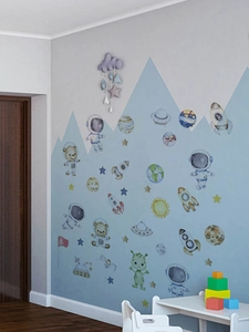 Mur de crèche avec stickers d'astronautes à l'aquarelle, d'étoiles et de fusées spatiales