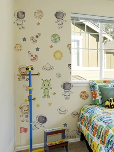 Détail des stickers muraux d'astronaute à l'aquarelle dans une chambre d'enfant lumineuse