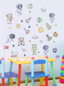 Vue détaillée des stickers muraux autocollants astronautes et fusées dans une chambre d'enfant