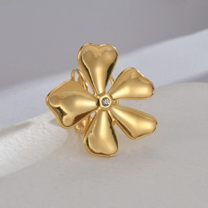18K gold plated clover ring with heart petals and round zircon on a spiral band