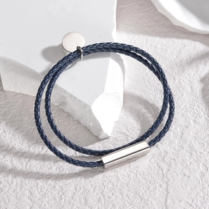 Detalle de la pulsera de cuero trenzado azul de doble capa con cierre de metal pulido