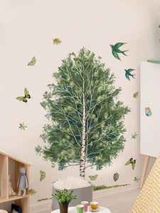 Detail von grünem Baum-Wandtattoo mit Aquarell-Vögeln und Schmetterlingen für Deko