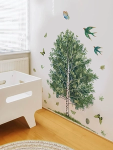 Detail von Wandaufklebern mit grünen Pflanzen, Birken und Vögeln in einem Schlafzimmer