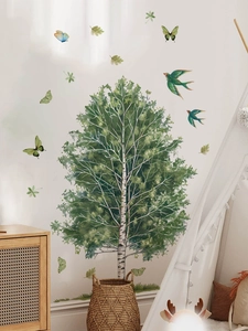 Detailsicht des Wandtattoos mit Birkenbaum, Vögeln und Schmetterlingen im Kinderzimmer