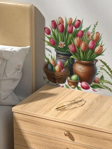 Details von Oster-Tulpen-Wandtattoos mit bunten Eiern und geflochtenem Korb auf Schlafzimmerwand