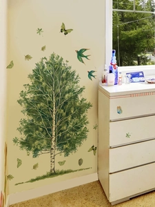 Detailansicht großer grüner Baum-Wandtattoo mit Vögeln für das Schlafzimmer