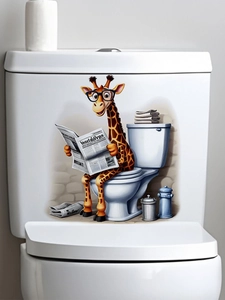 Sticker girafe lisant un journal sur un réservoir de toilette en céramique blanche