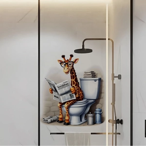 Sticker mural girafe rigolote sur les toilettes lisant un journal pour la salle de bain