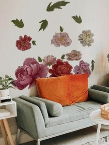 Realistische Pfingstrosen-Wandtattoos über einem modernen Sofa im hellen Wohnzimmer