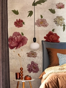 Detail von Pfingstrosen-Wandstickern mit Aquarelltextur auf einer beige strukturierten Wand