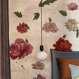 Moderne minimalistische weiße Glaskugel-Pendelleuchte mit schwarzem mattem Metallelement