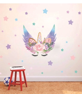 Détail des stickers muraux licorne avec étoiles et ailes pour chambre d'enfant rêveuse