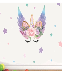 Détail de stickers muraux licorne avec fleurs et étoiles pour chambre d'enfant