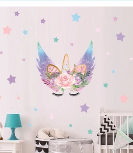 Détail du sticker licorne avec roses roses et ailes étoilées pour chambre d'enfant