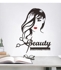 Dettaglio adesivo murale salone di bellezza con profilo femminile e strumenti da parrucchiere