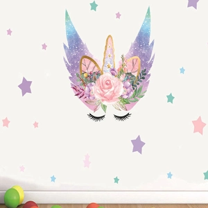 Stickers licorne avec couronne de fleurs et étoiles colorées pour chambre d'enfant