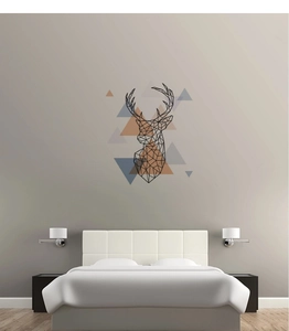 Détail macro d'un sticker mural cerf géométrique avec des motifs triangulaires colorés